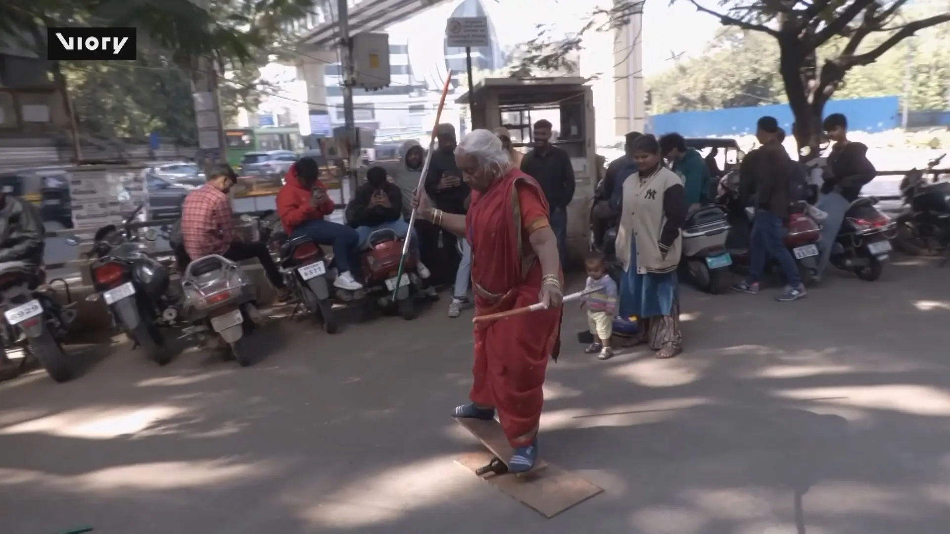 Cụ bà 88 tuổi trình diễn võ thuật giúp đỡ trẻ em 